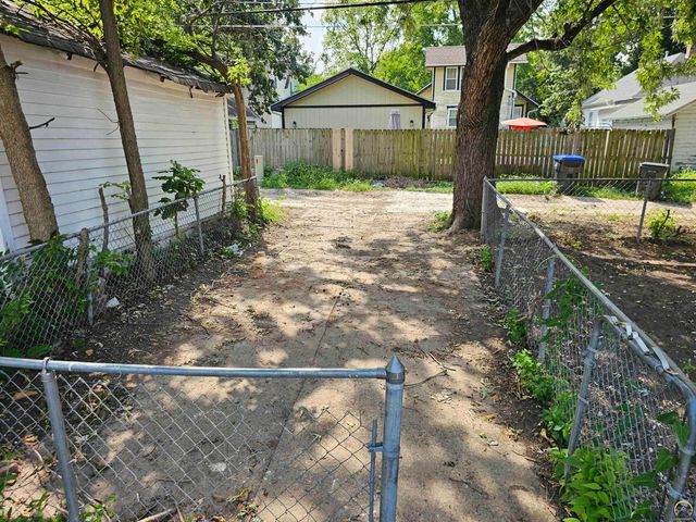 1115 SW Plass AVE, Topeka, KS 66604