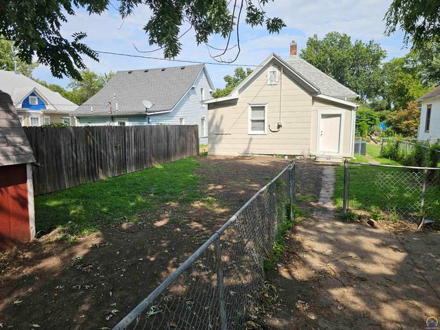 1115 SW Plass AVE, Topeka, KS 66604