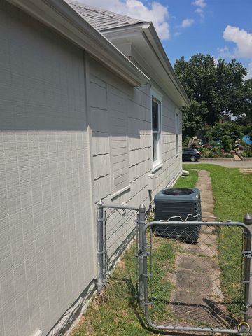 1115 SW Plass AVE, Topeka, KS 66604