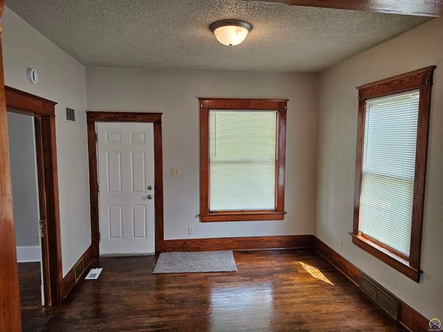 1115 SW Plass AVE, Topeka, KS 66604