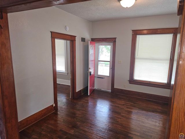 1115 SW Plass AVE, Topeka, KS 66604