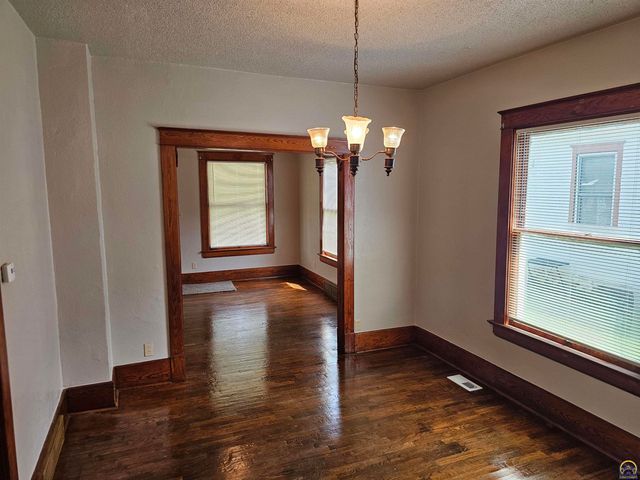 1115 SW Plass AVE, Topeka, KS 66604