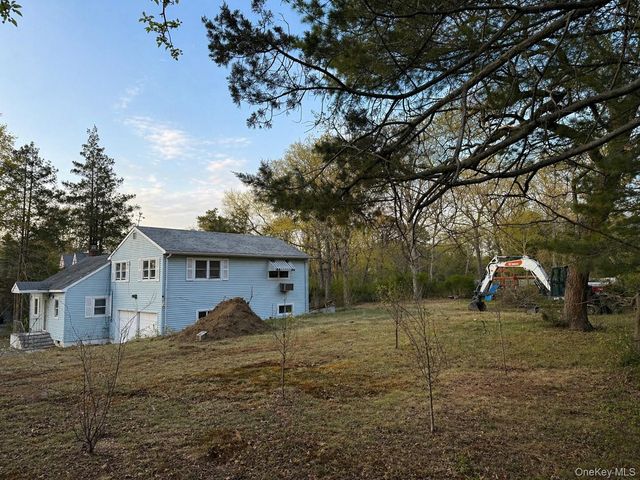 24 Stratford Avenue, Dix Hills, NY 11746
