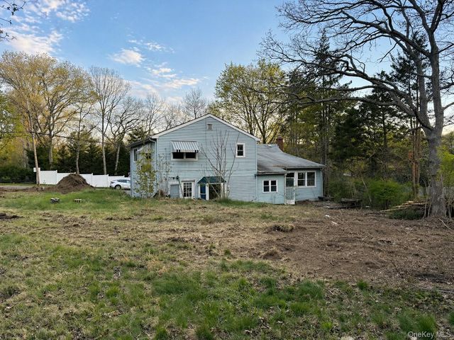 24 Stratford Avenue, Dix Hills, NY 11746