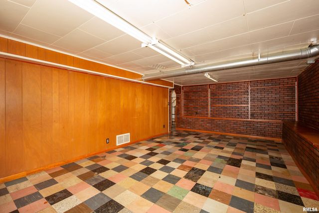 3831 STURDEVANT Street, Davenport, IA 52806