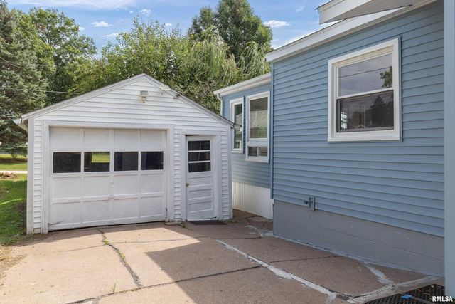 3831 STURDEVANT Street, Davenport, IA 52806