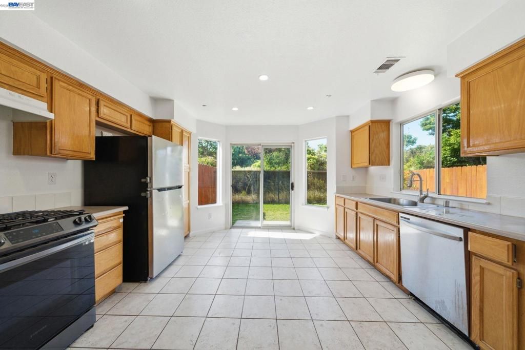 Image 10 of property listing at 227 Clearpointe Drive, Vallejo, CA 94591