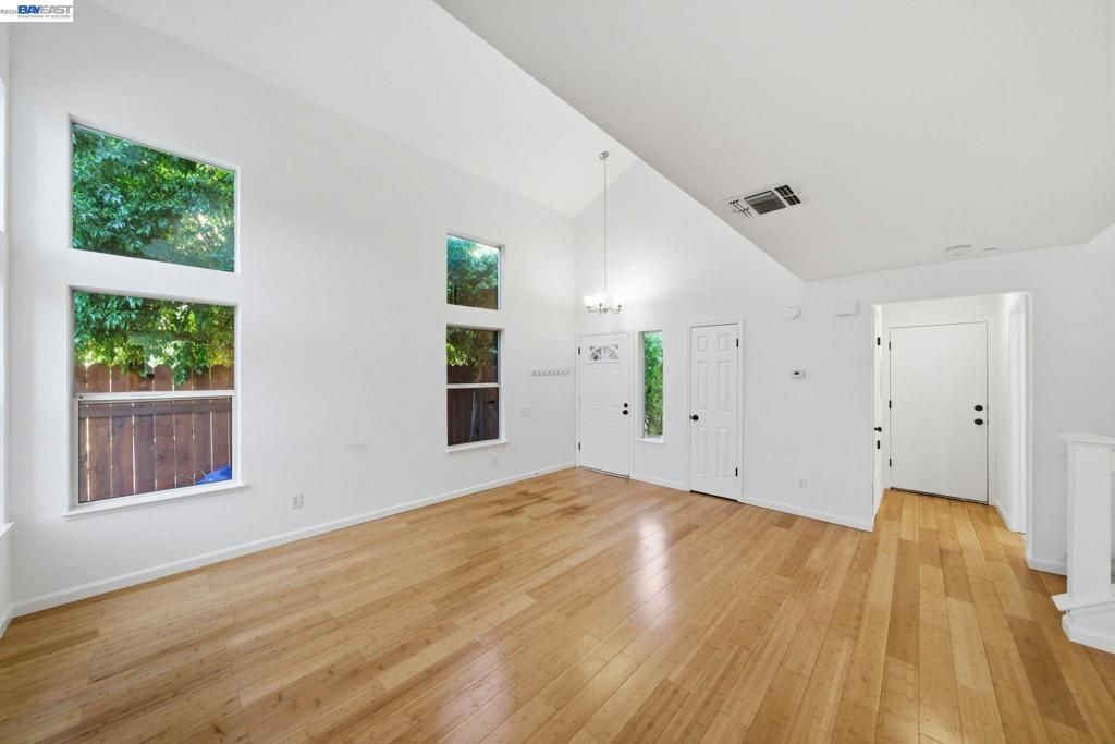 Image 9 of property listing at 227 Clearpointe Drive, Vallejo, CA 94591