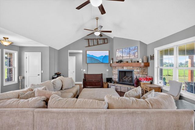 206 Maria Road, Clever, MO 65631