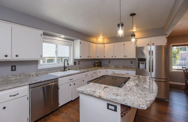 142 SW Jenn Way, Grants Pass, OR 97527