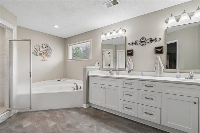 8809 FOREST BREEZE DR, Memphis, TN 38018