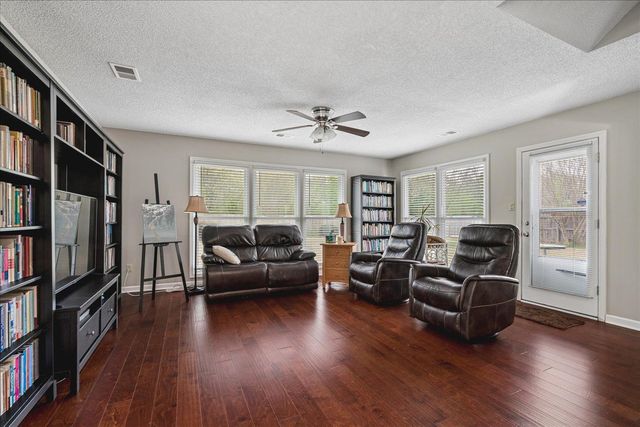 8809 FOREST BREEZE DR, Memphis, TN 38018