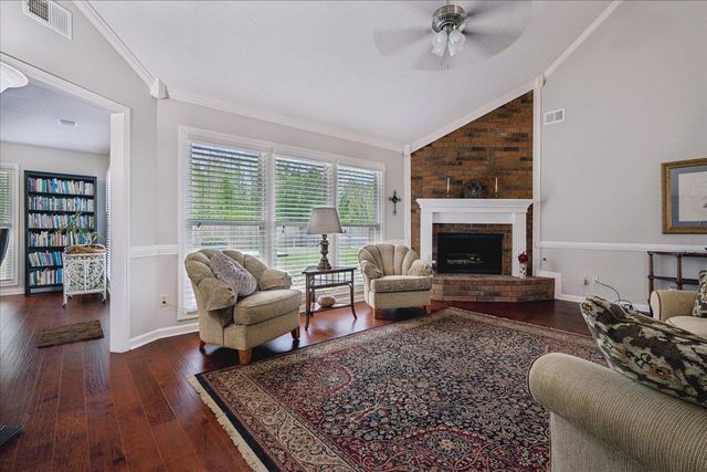 8809 FOREST BREEZE DR, Memphis, TN 38018