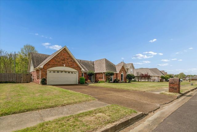 8809 FOREST BREEZE DR, Memphis, TN 38018
