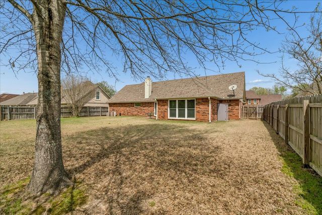 8809 FOREST BREEZE DR, Memphis, TN 38018