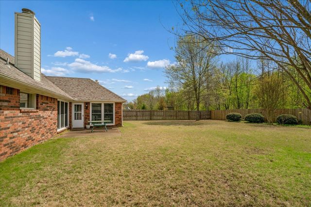 8809 FOREST BREEZE DR, Memphis, TN 38018