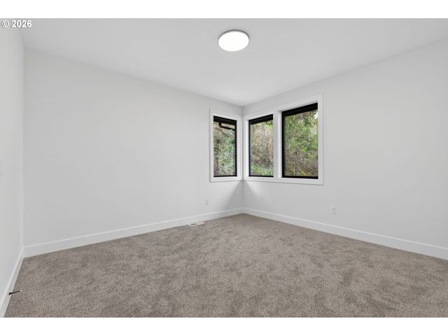 12 HIDALGO St, Lake Oswego, OR 97035