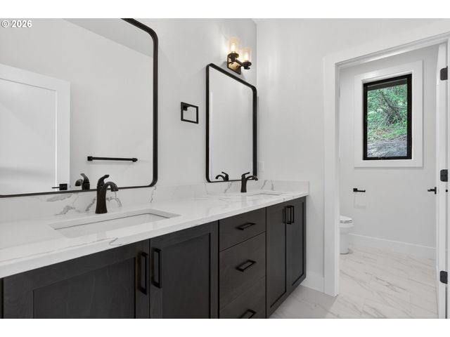 12 HIDALGO St, Lake Oswego, OR 97035