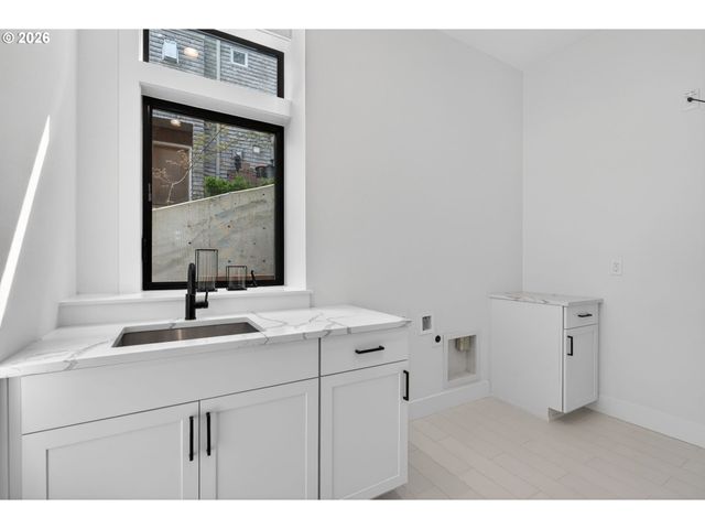 12 HIDALGO St, Lake Oswego, OR 97035