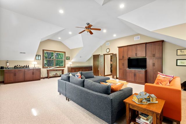 1520 Telegraph Road, Lake Forest, IL 60045