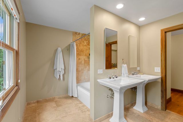 1520 Telegraph Road, Lake Forest, IL 60045