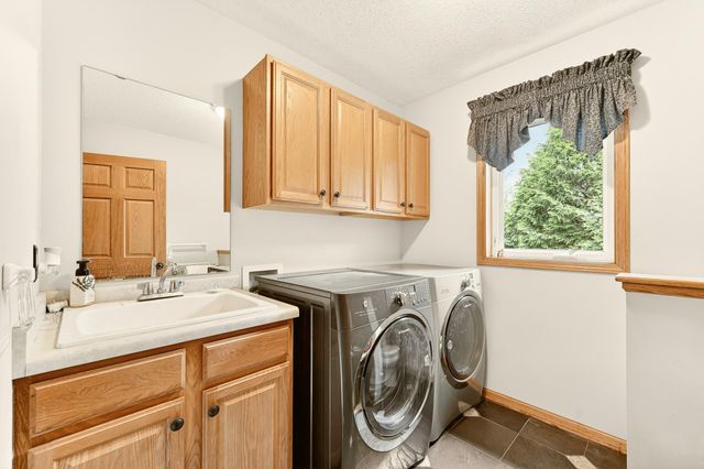 2516 Colleen Lane NE, Rochester, MN 55906