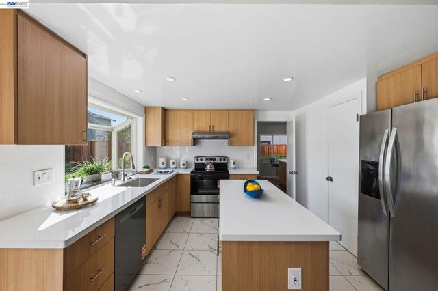 330 Tampa Ct, Foster City, CA 94404