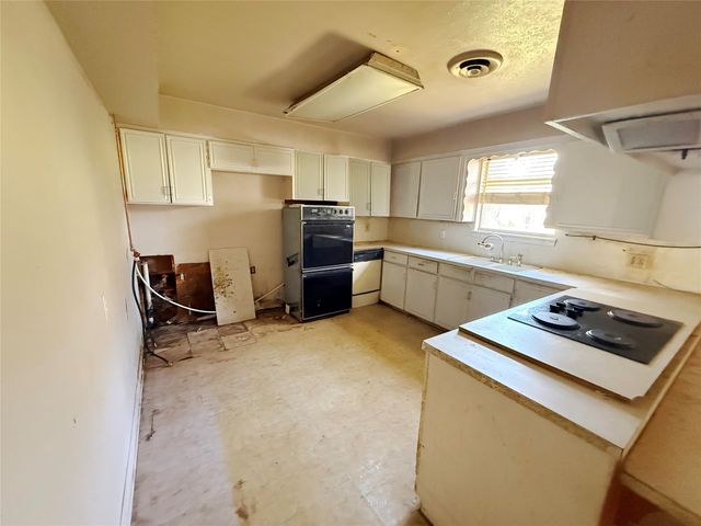 1110 N Main Street, Weatherford, TX 76086