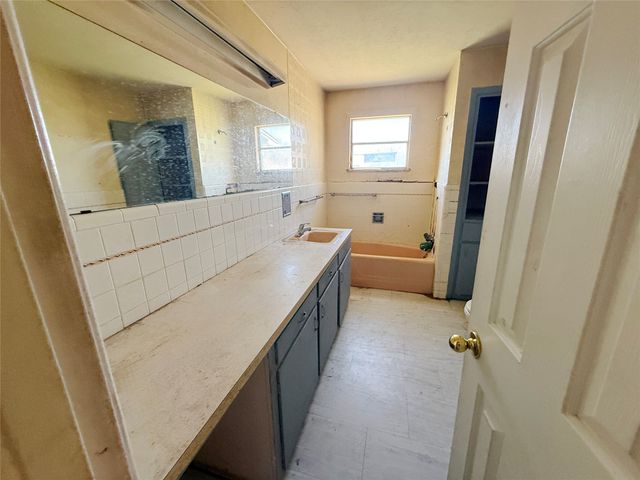 1110 N Main Street, Weatherford, TX 76086