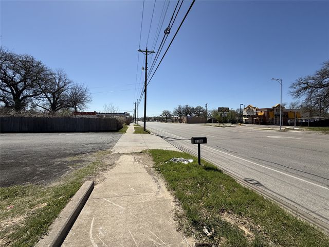1110 N Main Street, Weatherford, TX 76086