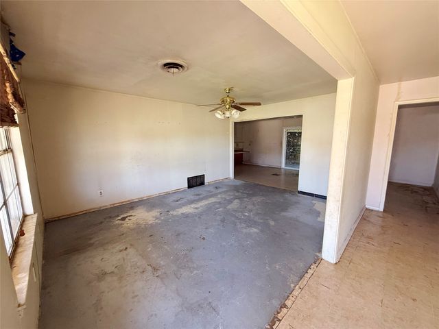 1110 N Main Street, Weatherford, TX 76086