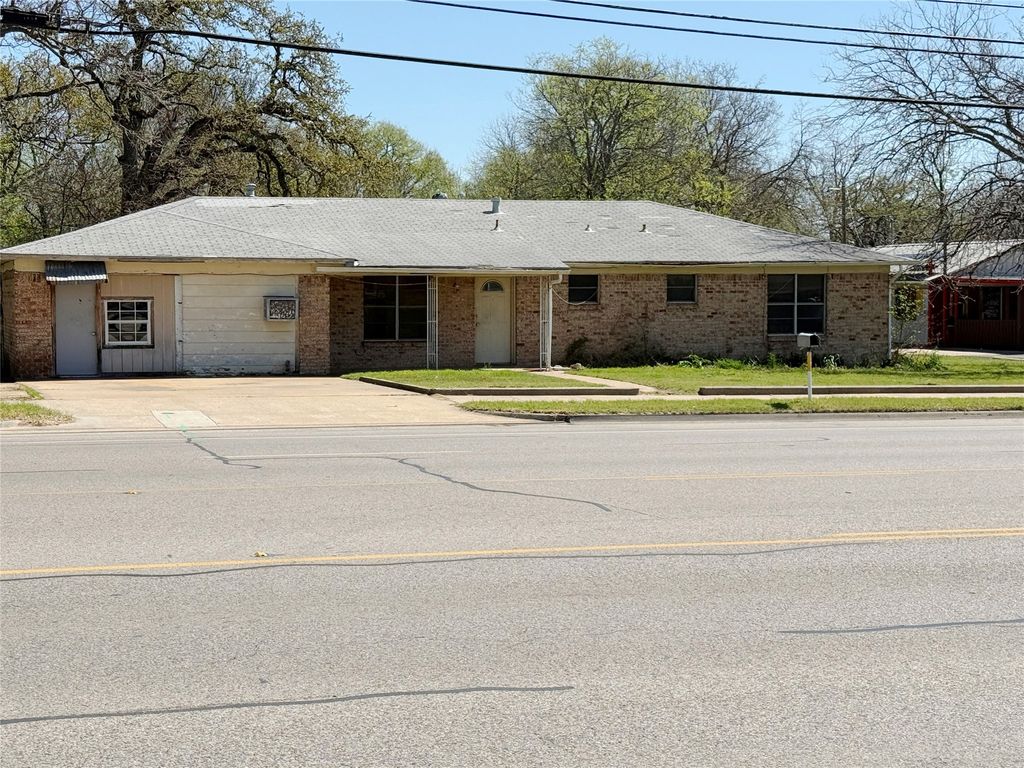 1110 N Main Street, Weatherford, TX 76086