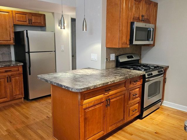 10S771 Clarendon Hills Road 208, Willowbrook, IL 60527