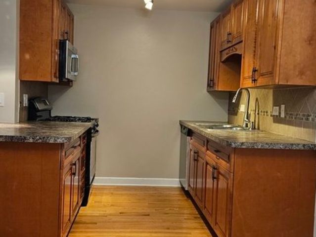10S771 Clarendon Hills Road 208, Willowbrook, IL 60527