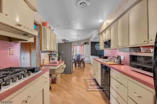 693 Hemlock St, Rahway City, NJ 07065