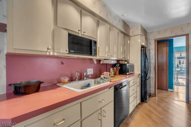 693 Hemlock St, Rahway City, NJ 07065