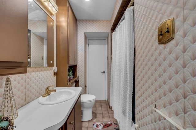 693 Hemlock St, Rahway City, NJ 07065