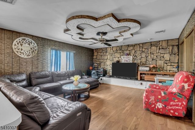 693 Hemlock St, Rahway City, NJ 07065