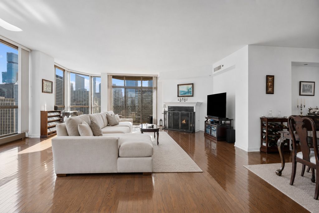 21 E Huron Street 2803, Chicago, IL 60611 — photo 4