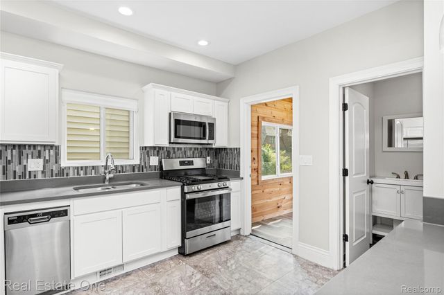 2493 Fischer, Detroit, MI 48214