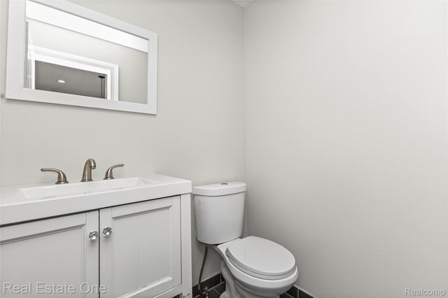 2493 Fischer, Detroit, MI 48214