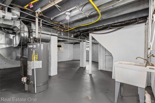 2493 Fischer, Detroit, MI 48214