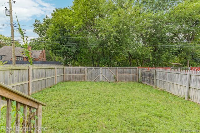 2493 Fischer, Detroit, MI 48214