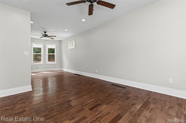 2493 Fischer, Detroit, MI 48214