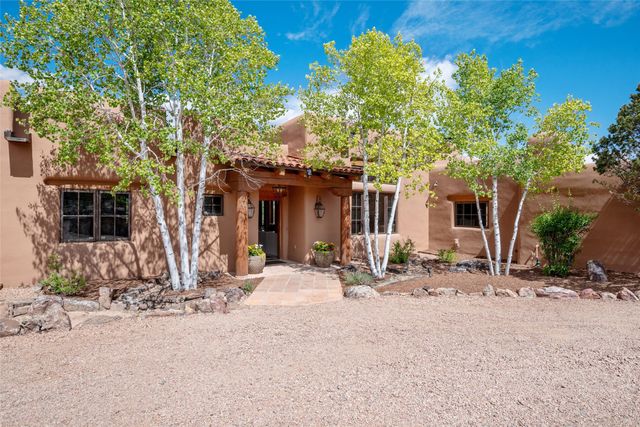 22 Rising Moon, Santa Fe, NM 87506