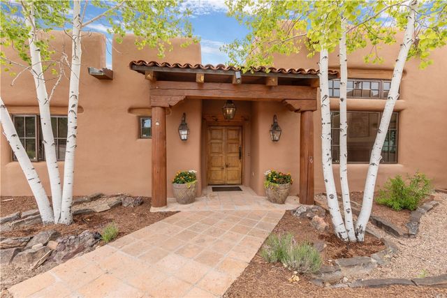 22 Rising Moon, Santa Fe, NM 87506