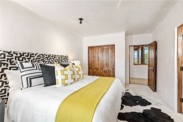 22 Rising Moon, Santa Fe, NM 87506
