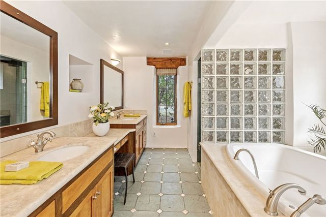 22 Rising Moon, Santa Fe, NM 87506