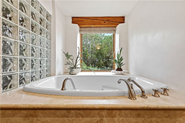 22 Rising Moon, Santa Fe, NM 87506