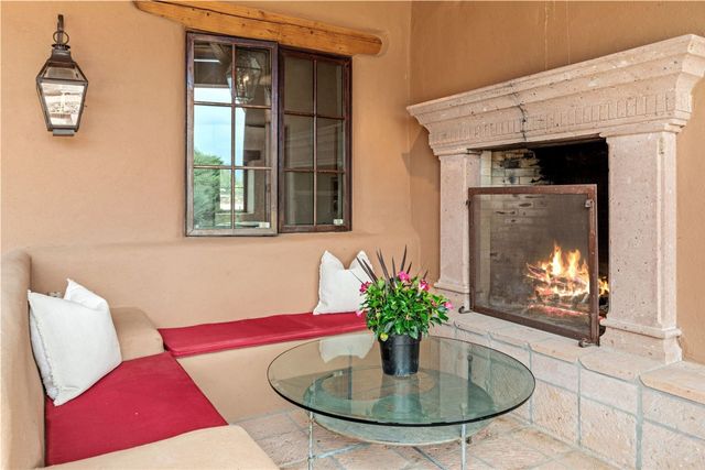 22 Rising Moon, Santa Fe, NM 87506